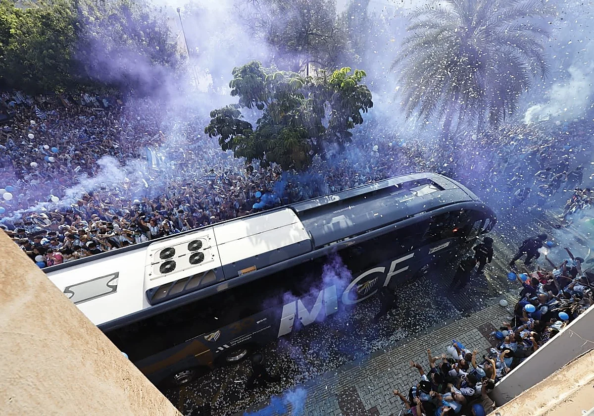La despedida de la afición del Málaga al equipo antes de viajar a Almería, el viernes a las 17.30 horas