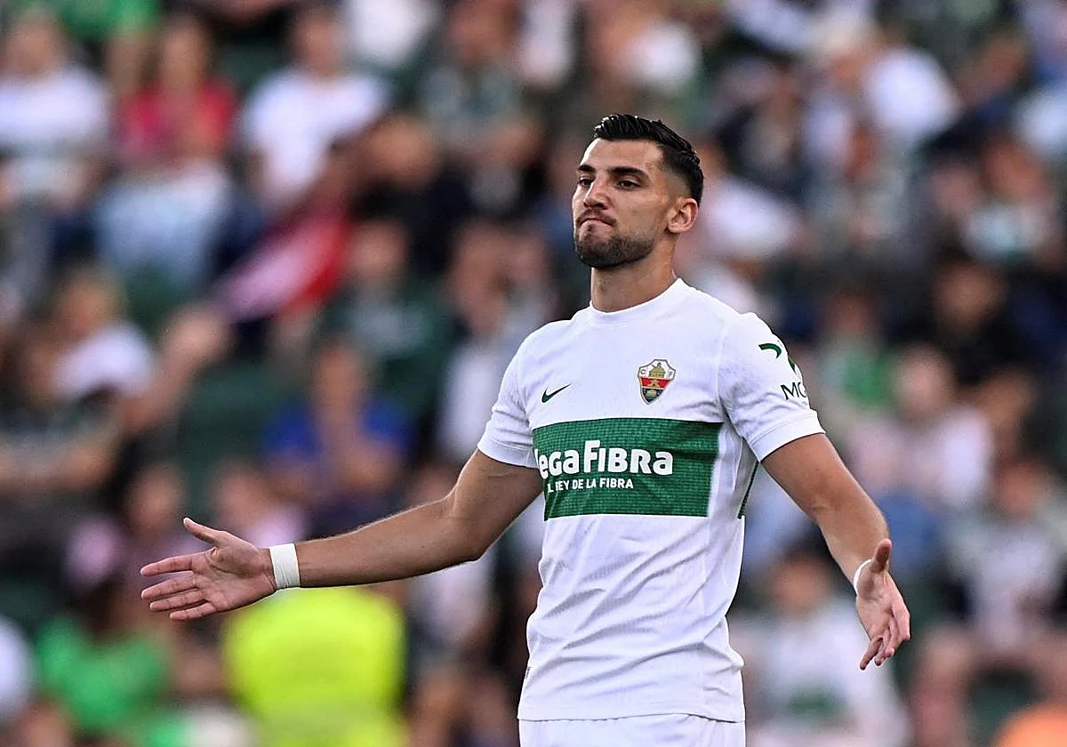 El Elche rescinde la cesión de Rafa Mir, que condena «cualquier acto de violencia»