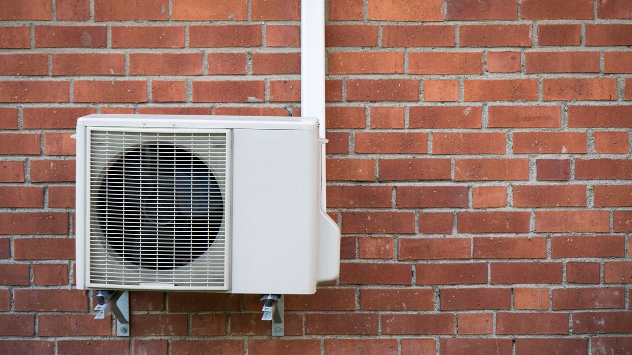 En vigor: multas de hasta 3.000 euros a los propietarios que tengan el aire acondicionado en la fachada de su edificio