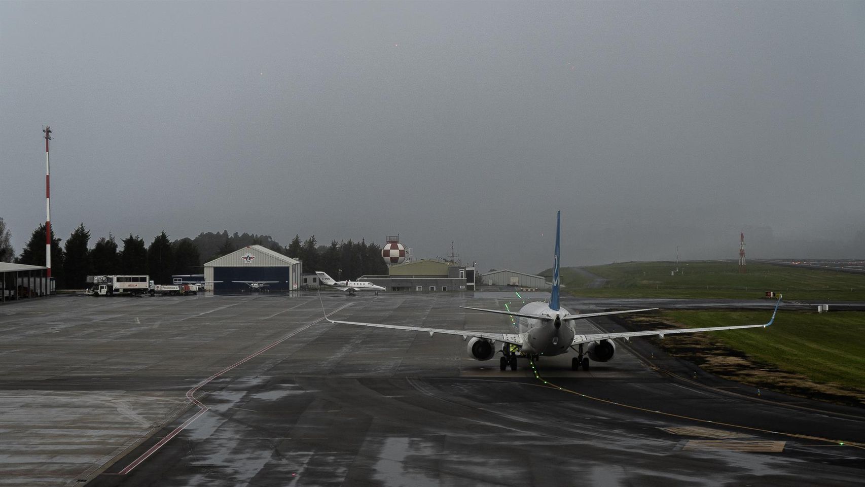 La niebla en el aeropuerto de A Coruña obliga a desviar vuelos a Santiago y Vigo