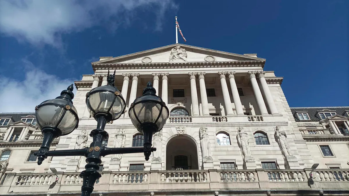 El Banco de Inglaterra mantiene los tipos, pero alerta de "presiones inflacionistas" aún por Irán