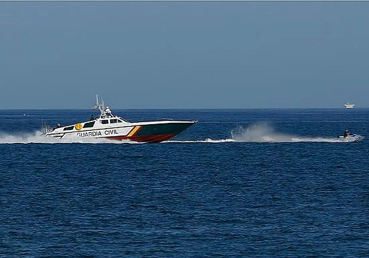 Muere un hombre en una moto acuática al chocar con un barco turístico en Fuengirola
