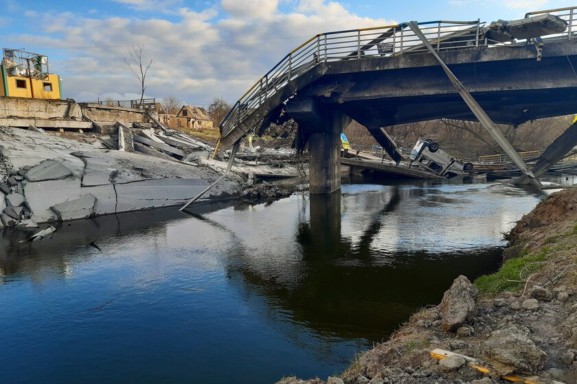 La guerra de drones en Ucrania acaba de resolver una vieja obsesión militar: cómo reventar un puente sin toneladas de bombas