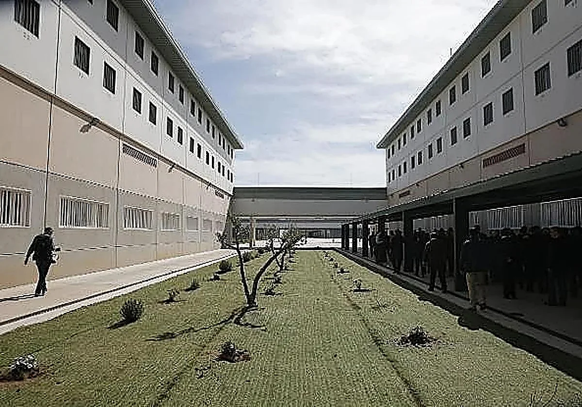 Malaga province prison thrown into chaos by violent inmate