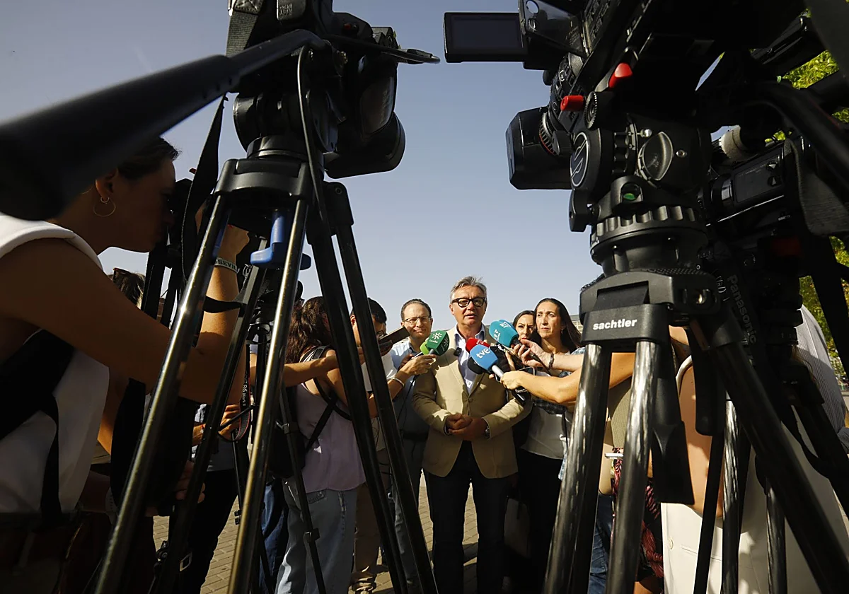 El PP y Vox dan señales de optimismo en las negociaciones pero mantienen el sigilo