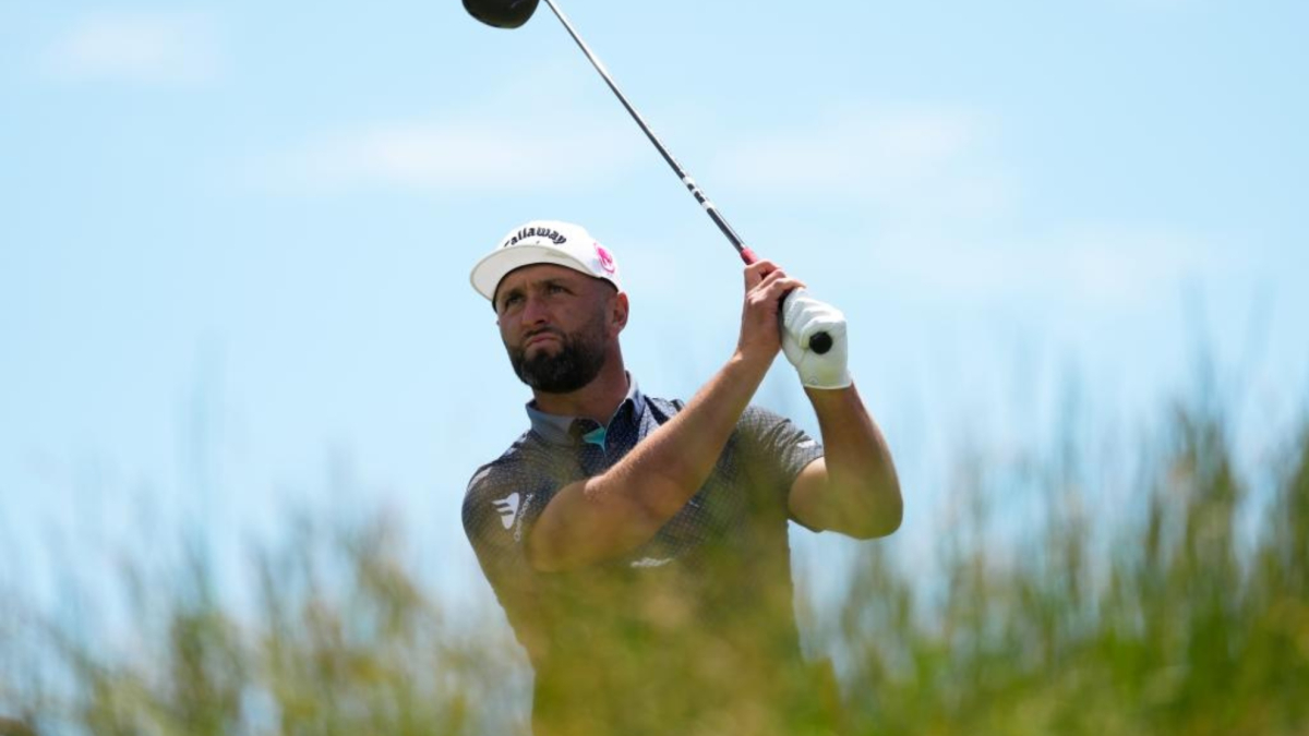 Jon Rahm salta por los aires y Ángel Hidalgo sostiene la bandera