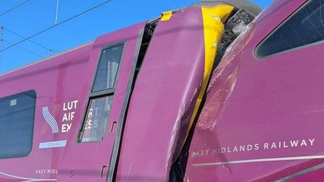 Al menos un muerto y múltiples heridos tras la colisión de dos trenes en Inglaterra: uno se detuvo por un fallo de seguridad
