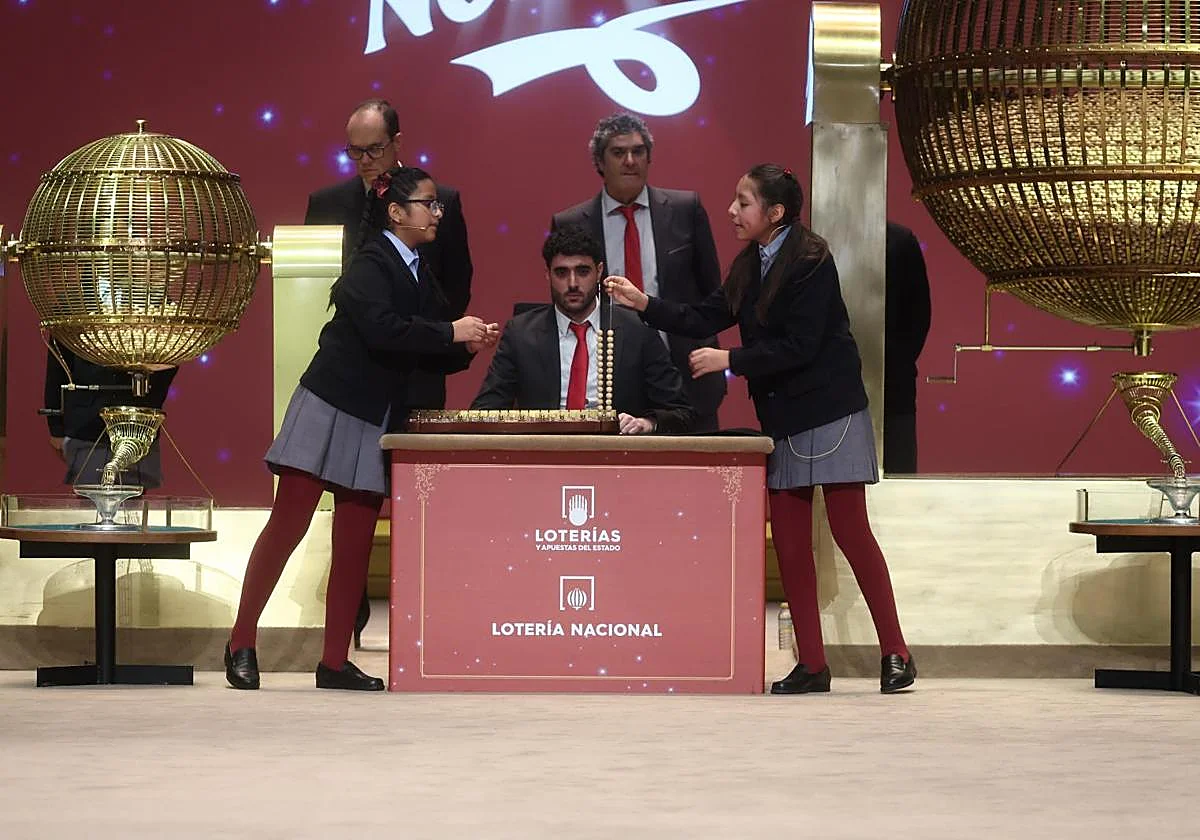 Los tres primeros quintos premios caen repartidos en España