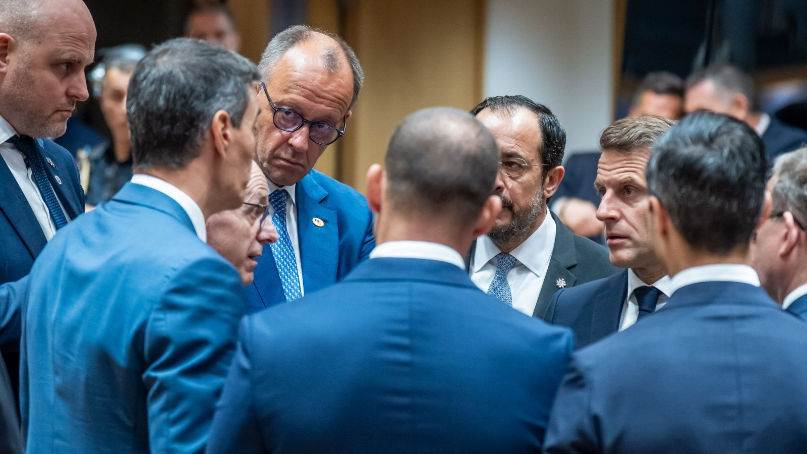 Sánchez más solo que nunca en la UE: recibe reproches por la regularización y rompe el consenso frente a China