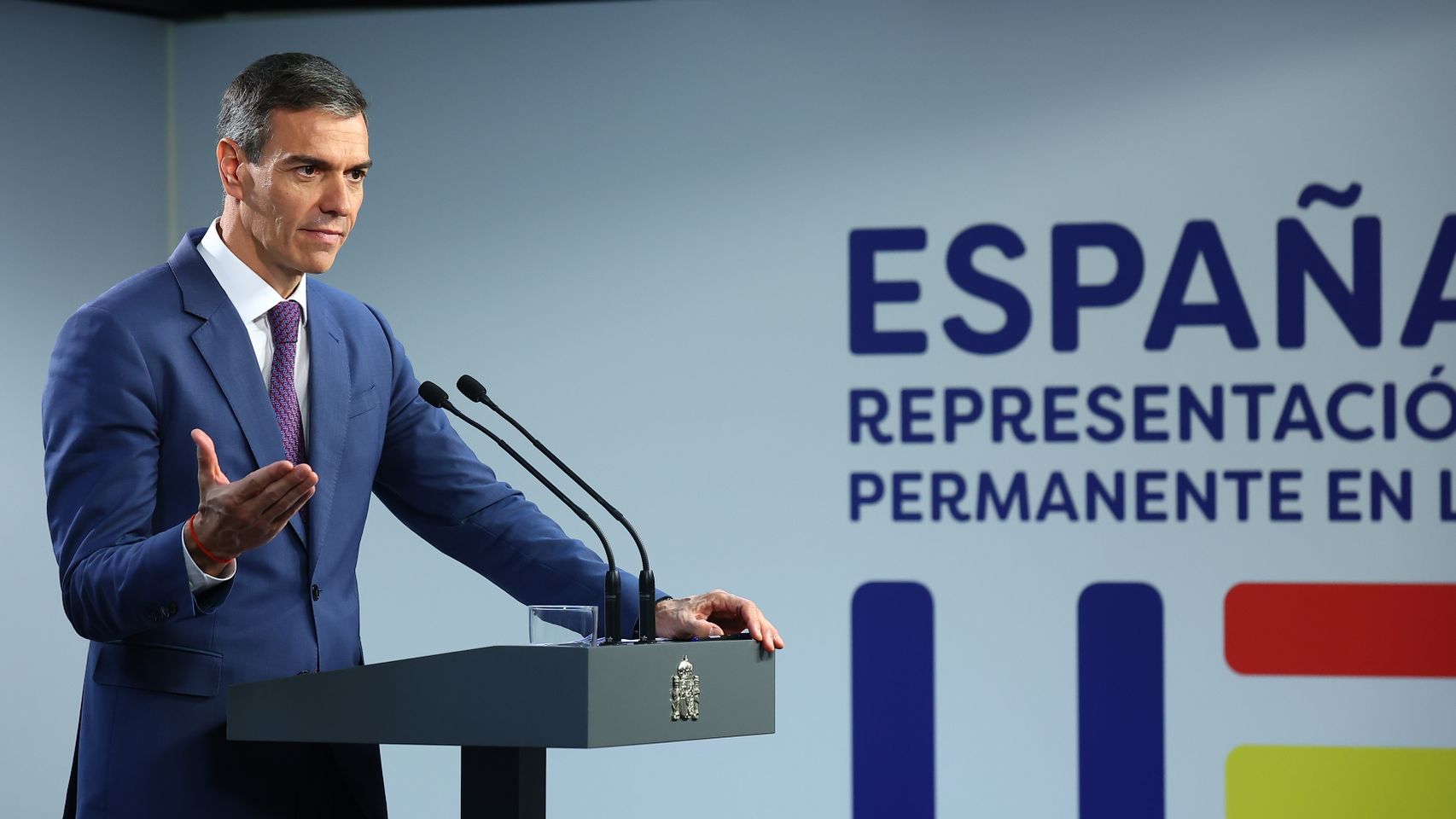 Sánchez se enreda en su defensa de las joyas de Zapatero manejando una quinta versión e invocando una ley inexistente