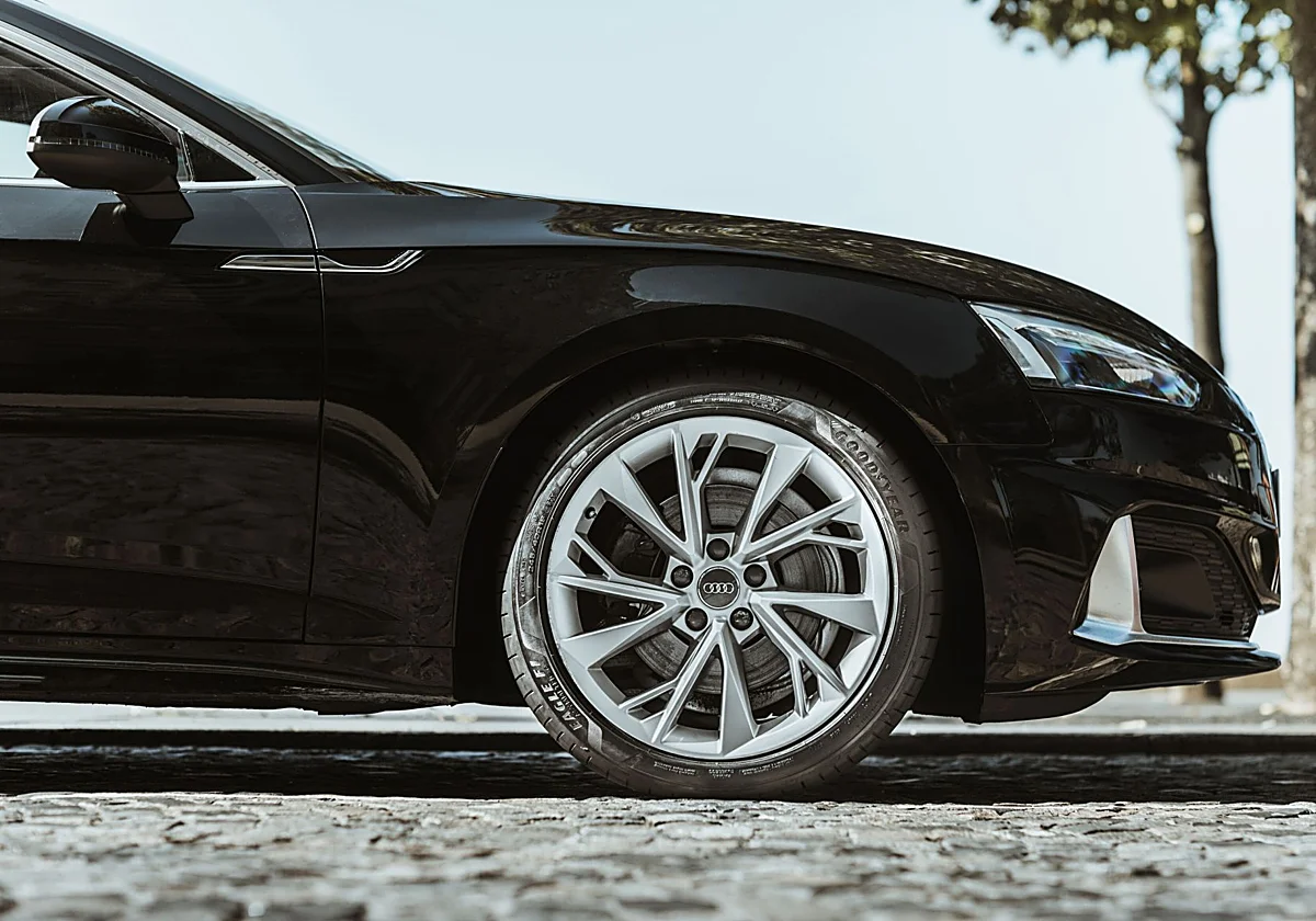 ¿Por qué los neumáticos hacen más ruido en los coches nuevos?