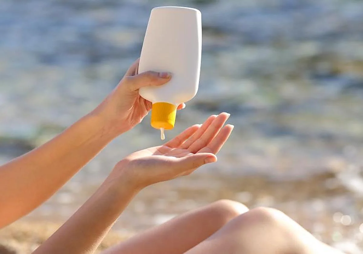 ¿Te aplicas correctamente el protector solar? Los farmacéuticos de Málaga explican la 'regla de los dedos'
