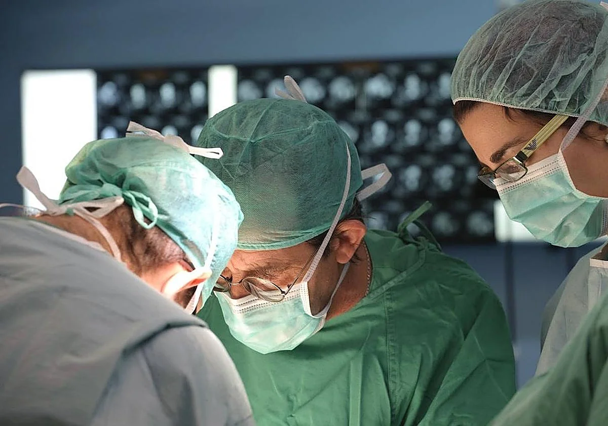 Málaga encara un relevo crítico: ¿Quién sustituirá a los casi 2.900 médicos que acarician la jubilación?