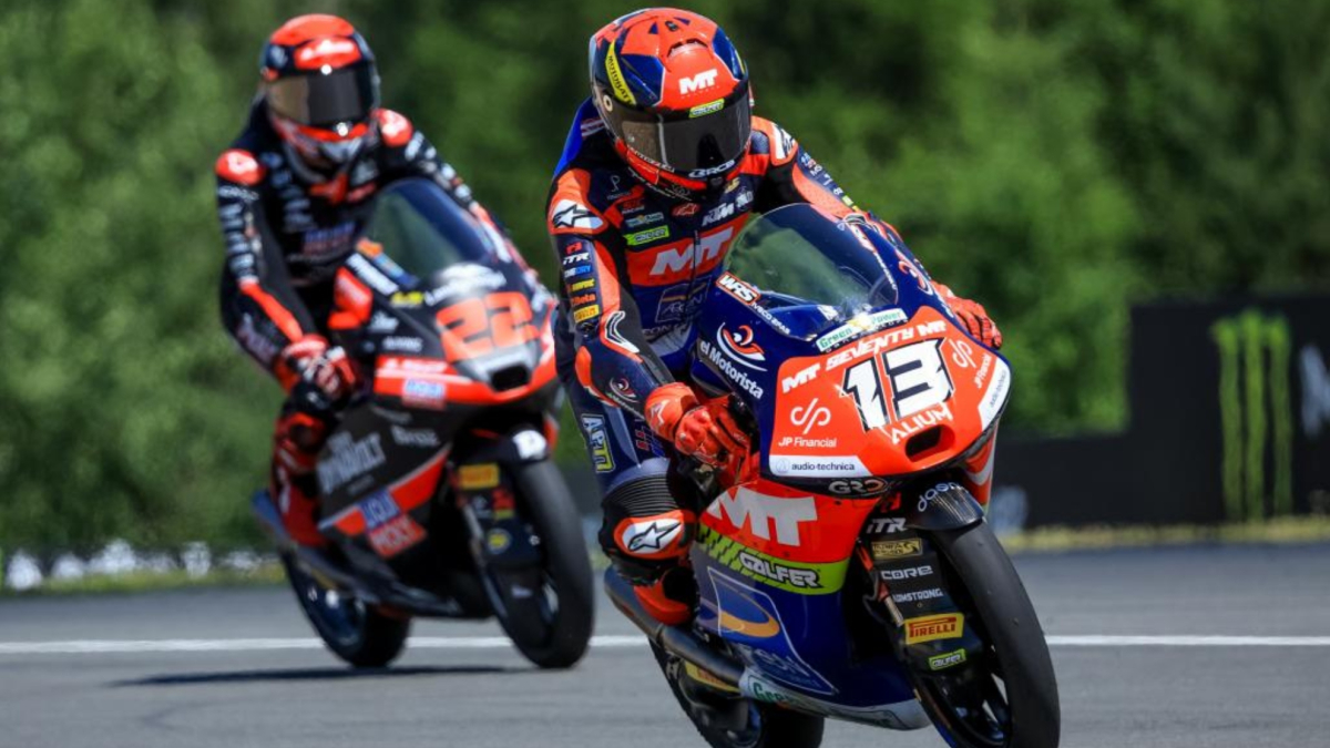 Danish se estrena en Moto3 al aprovechar las luchas de los españoles