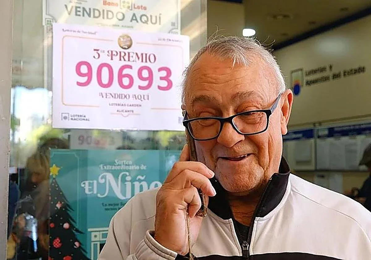 José Luis, el vecino de 73 años de Alicante que ha repartido 150 décimos del tercer premio de la Lotería de Navidad