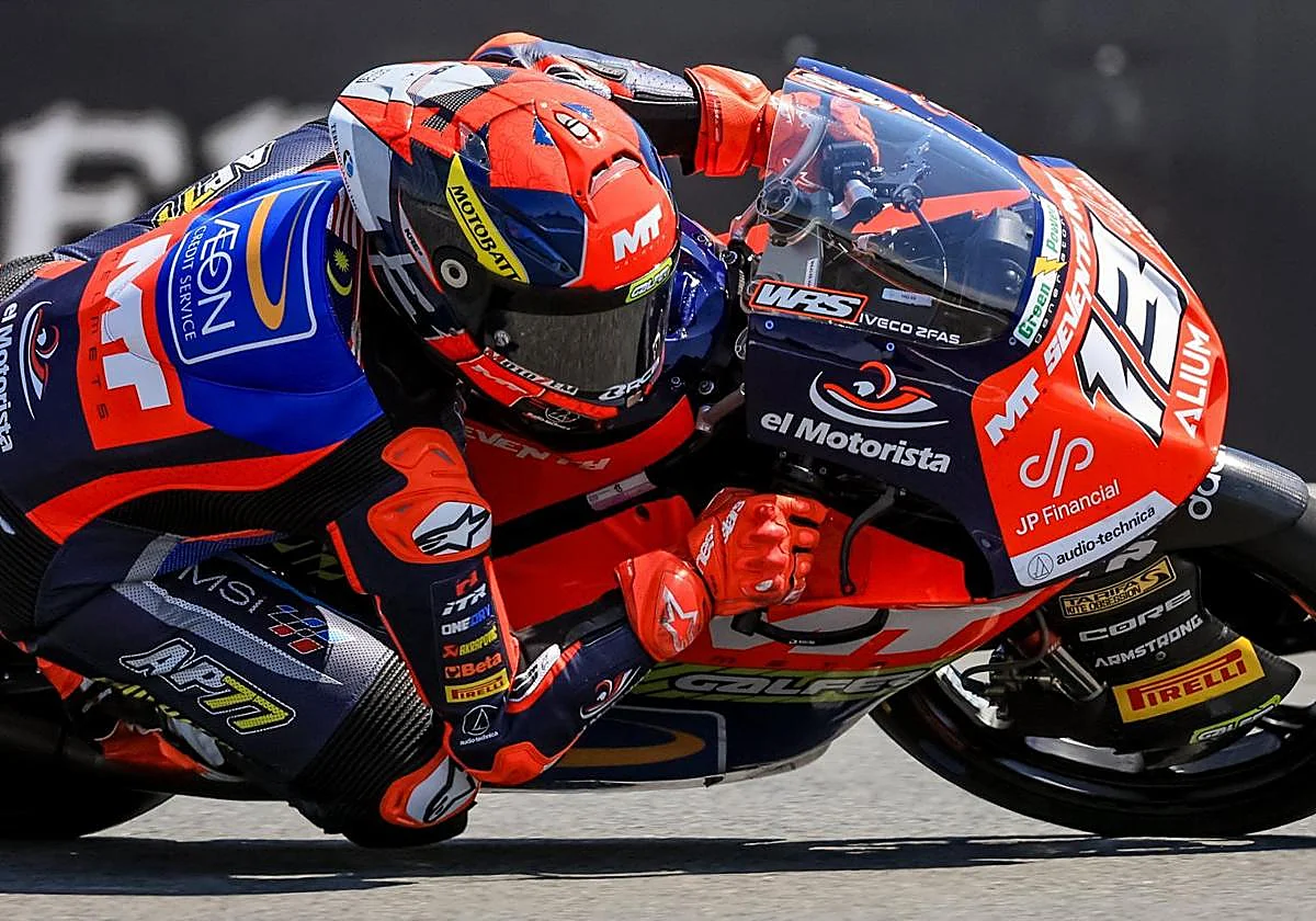 Hakim Danish maneja el caos de la última vuelta para estrenarse en Moto3