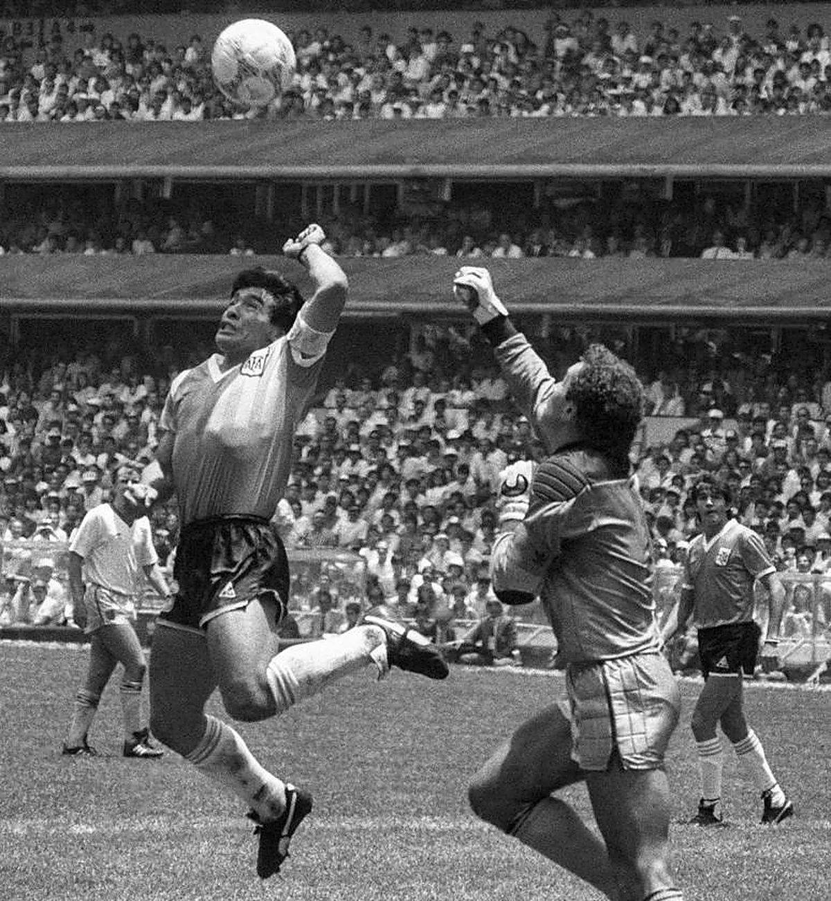 Cuarenta años de 'La Mano de Dios': así se gestó la fotografía que la inmortalizó
