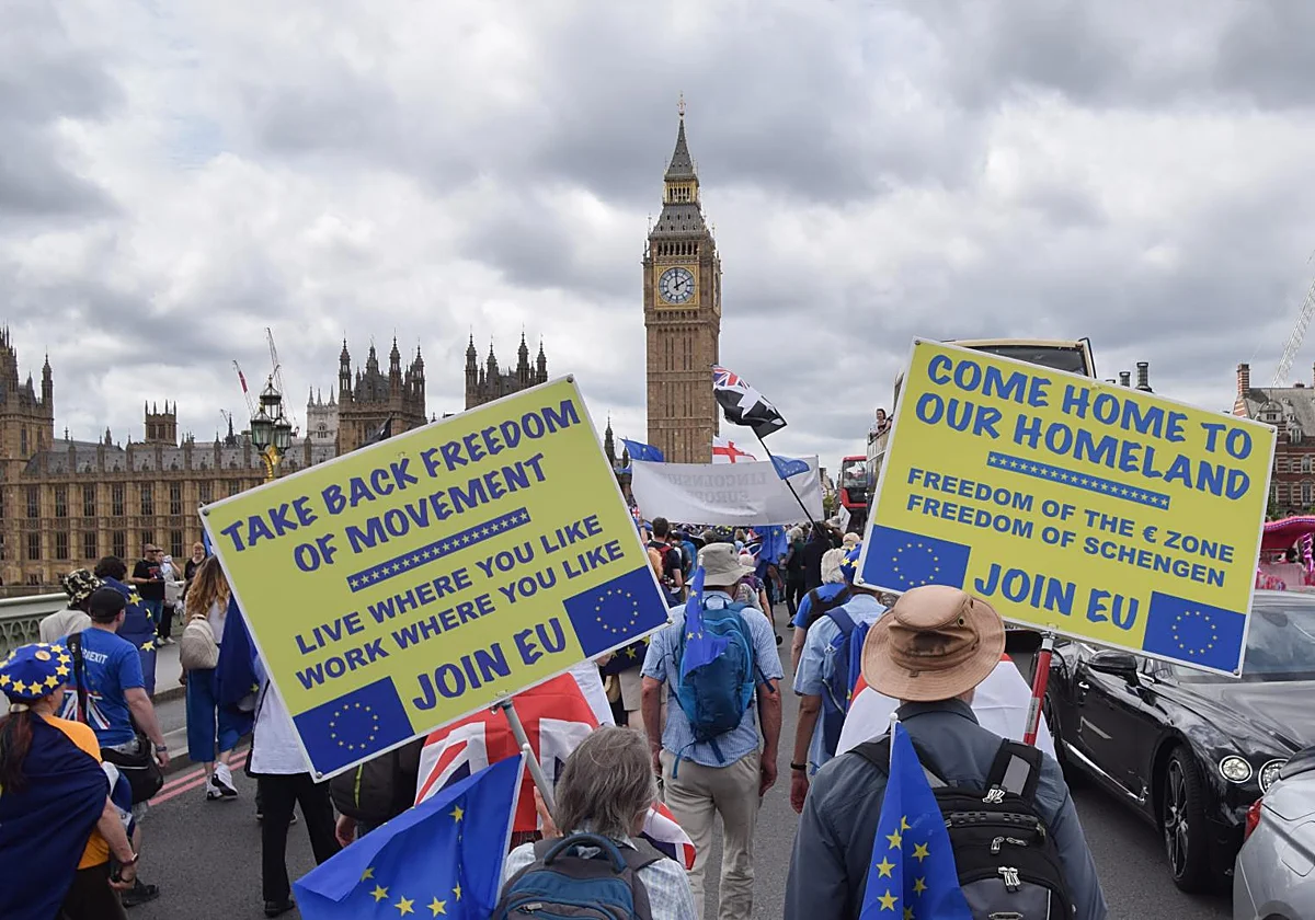 A diez años del Brexit, Reino Unido vuelve a mirar a Europa mientras sigue buscando las promesas que justificaron la salida