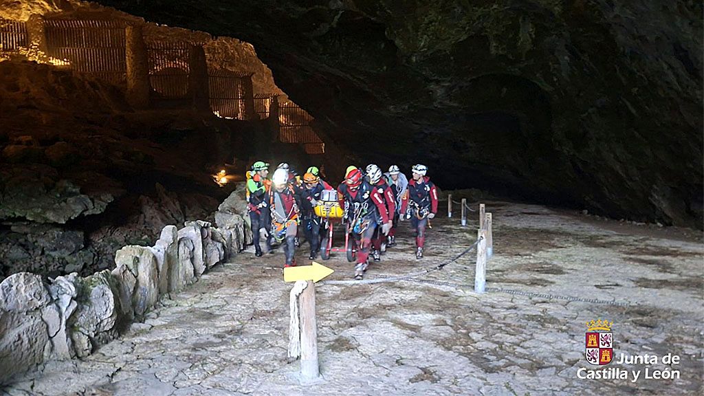 Rescatan a un espeleólogo que cayó desde una altura de siete metros en la Cueva de Valporquero