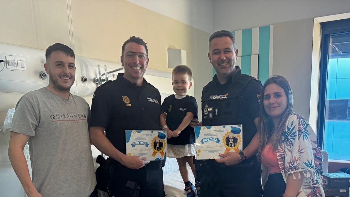 Agentes de la Policía Nacional salvan la vida de un vigués de tres años que no respiraba