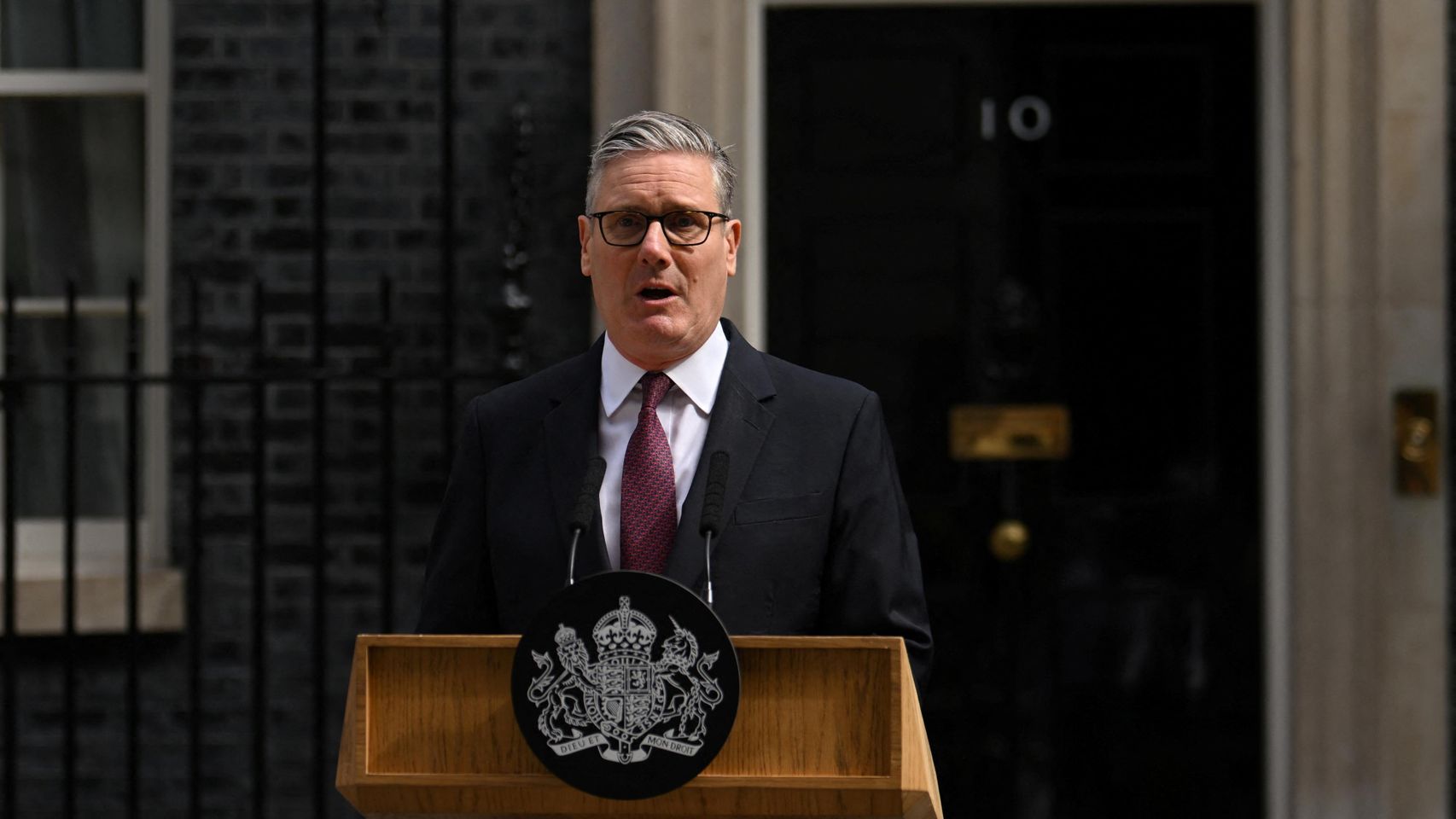 Starmer se rinde a la presión y anuncia que dimitirá en otoño para dar paso a Burnham al frente del laborismo