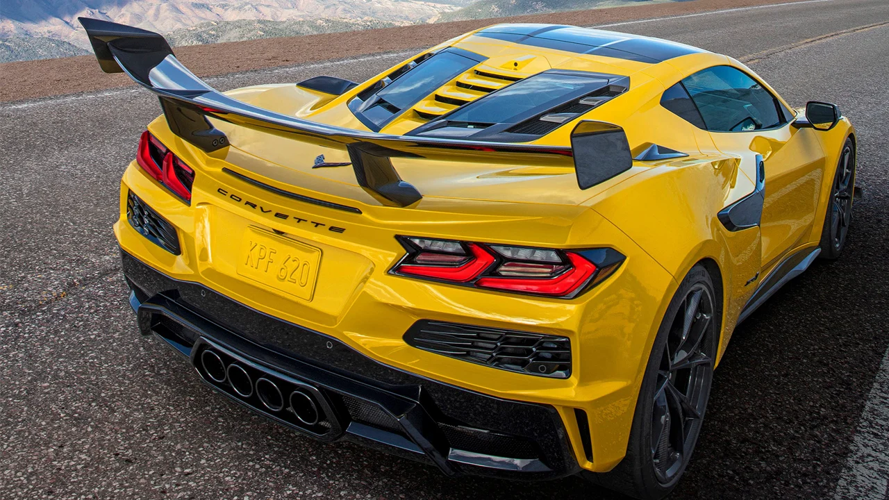 El Chevrolet Corvette ZR1 tiene más de 1.000 CV, pero su alerón trasero está dañando la carrocería