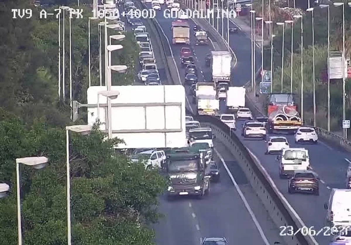 Cinco kilómetros de retenciones: un alcance complica el tráfico en la A-7 en Estepona