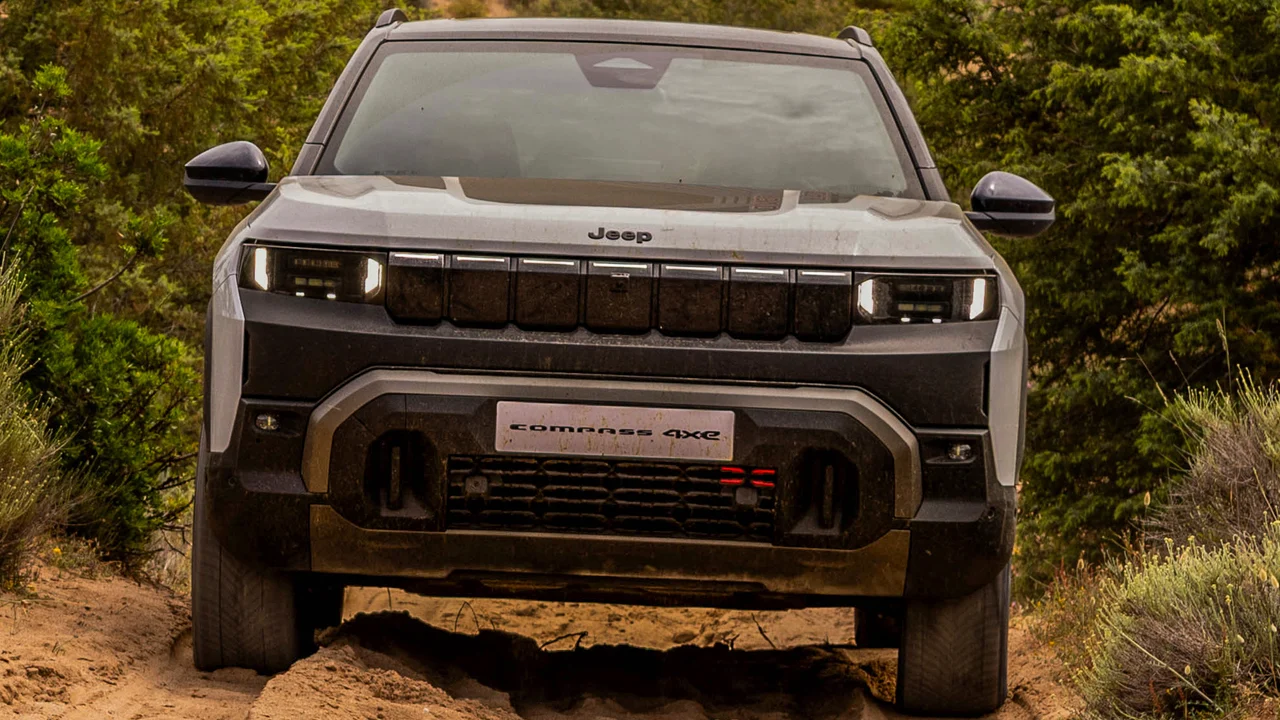 El Jeep Compass estrena dos nuevas versiones eléctricas, una con casi 700 km de autonomía