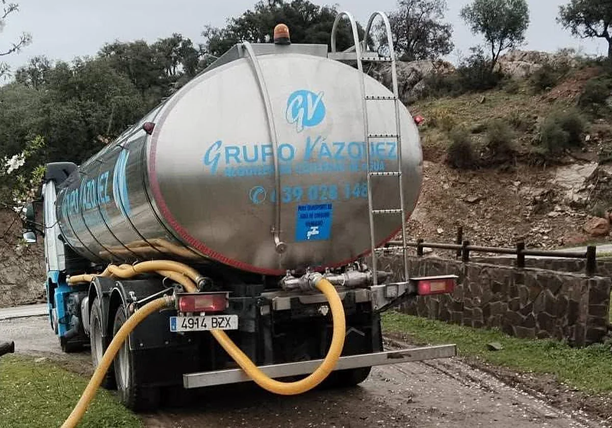 Almogía tira de cubas para sostener el suministro de agua y anuncia restricciones