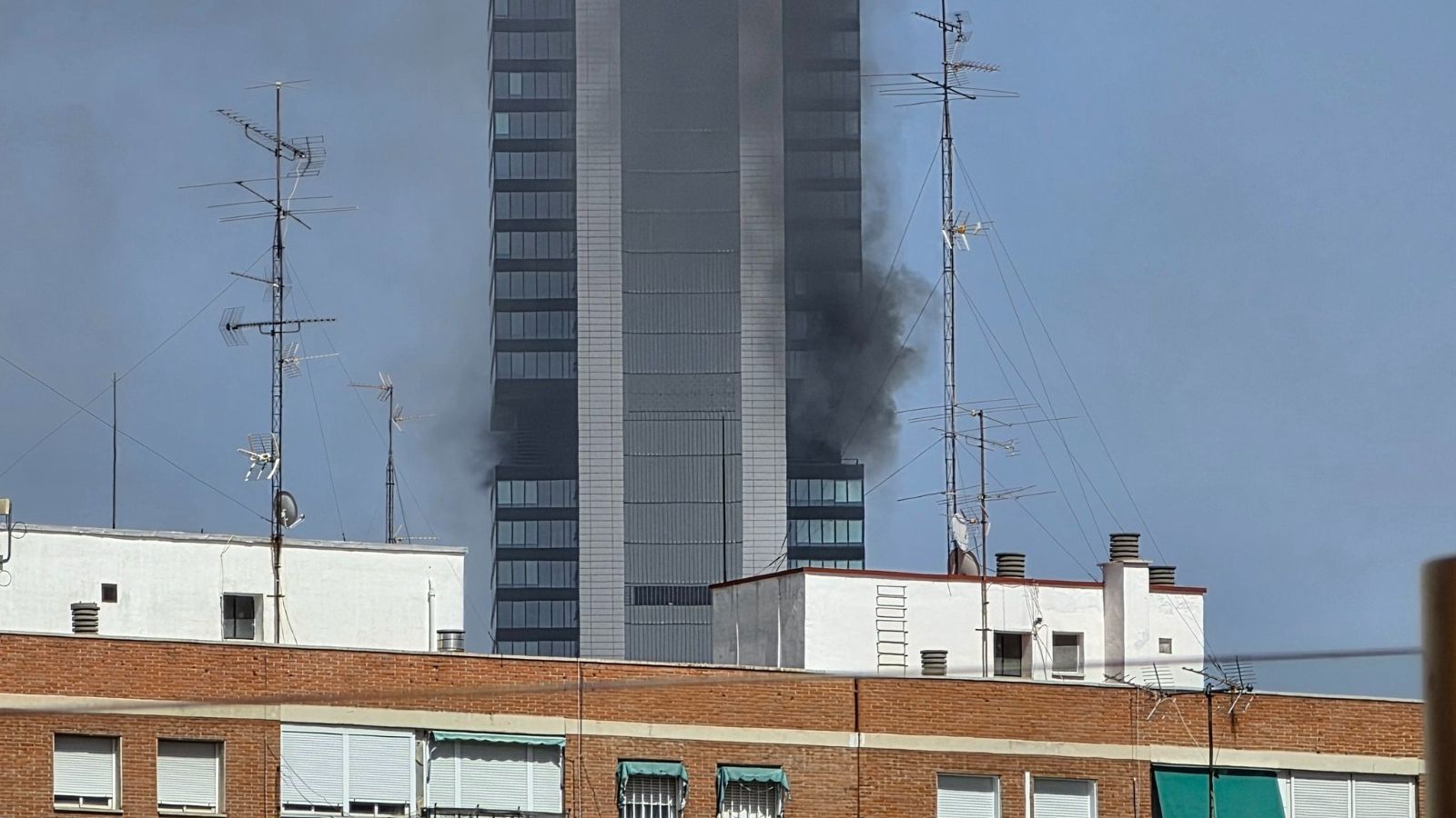 Fuego y una gran humareda afectan a una de las cuatro torres de Madrid