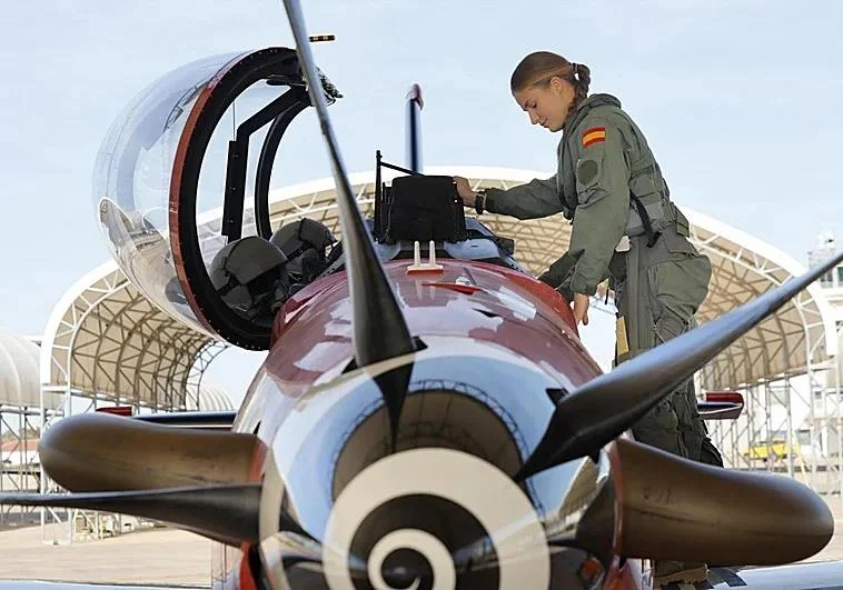 Spain's Princess Leonor flies solo as part of her military training