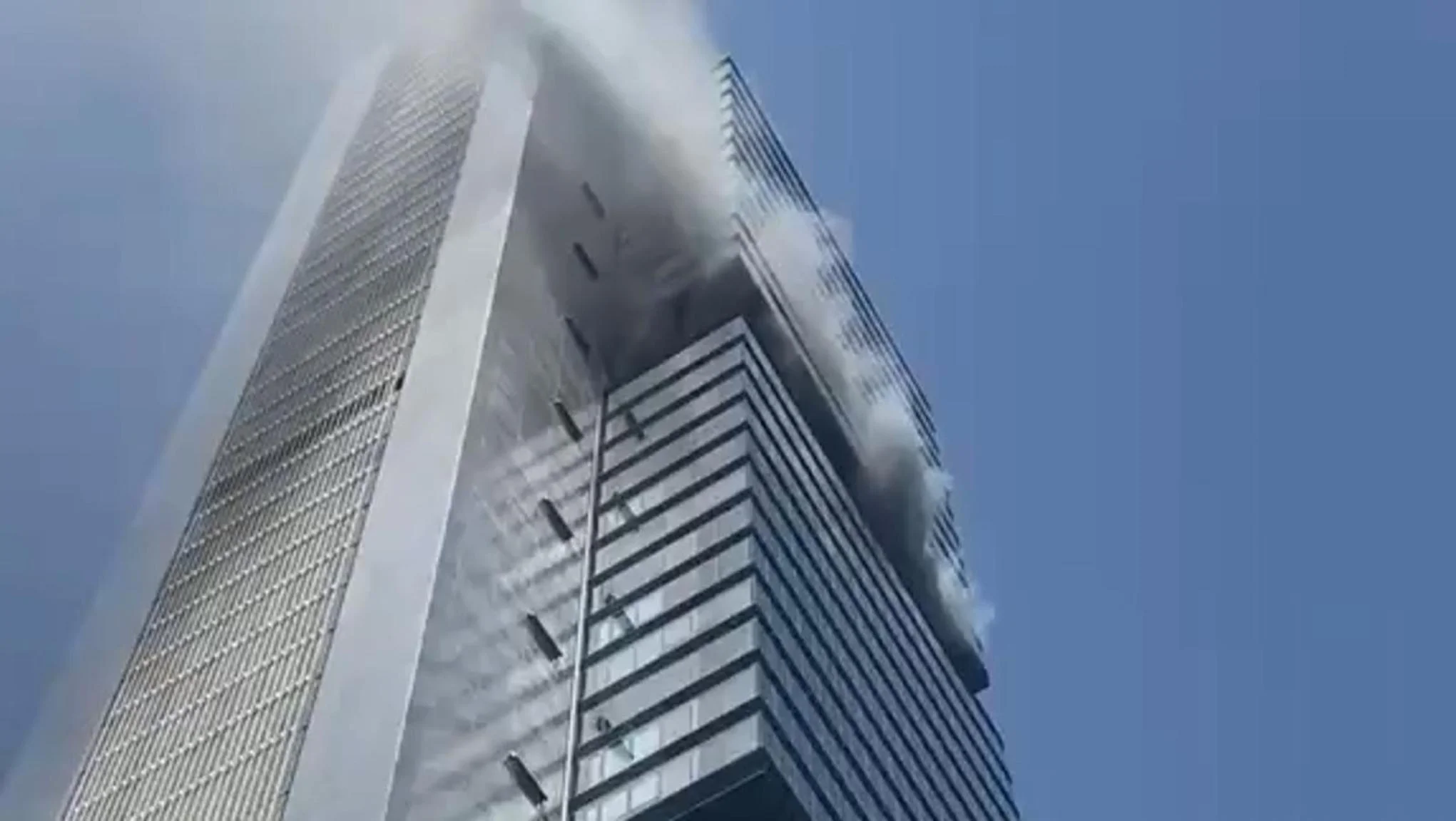 Desalojan por un fuego una de las cuatro torres de Madrid tras una «explosión»