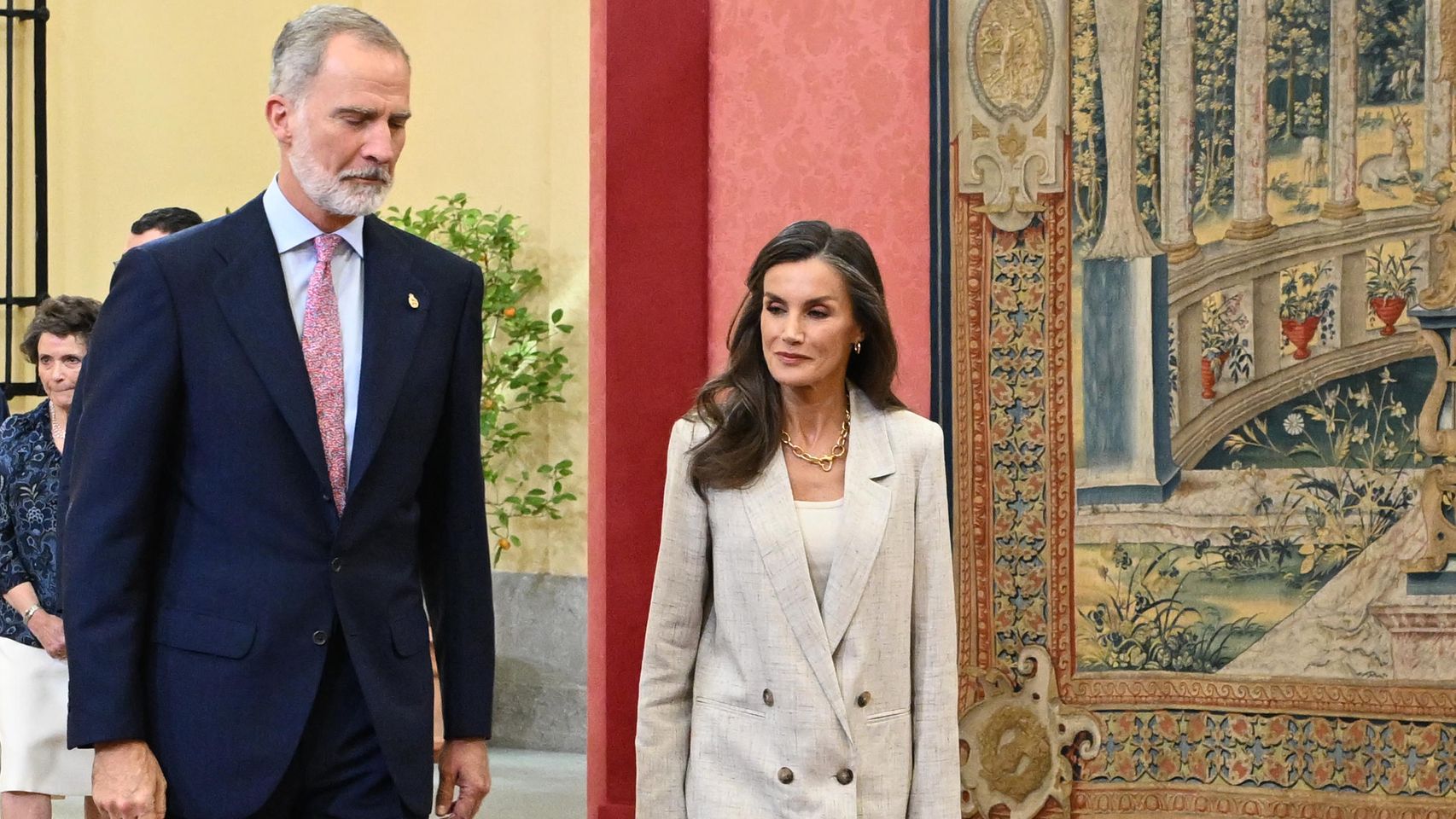 La reina Letizia vuelve a su uniforme de trabajo en El Pardo: traje de lino y un collar de eslabones dorados