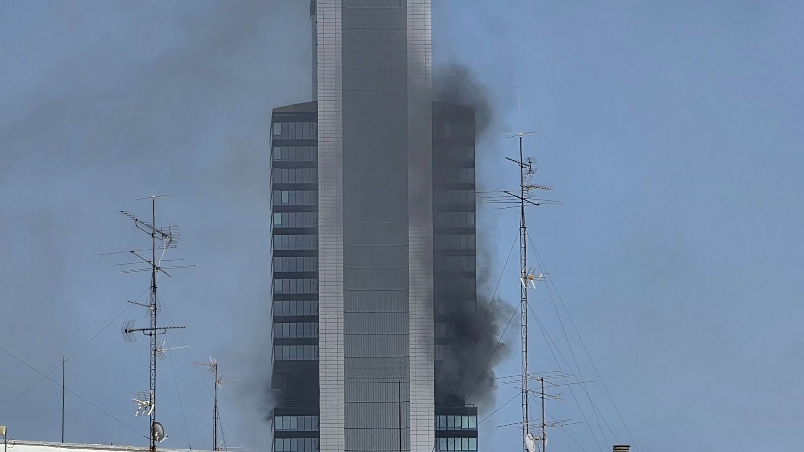 Incendio en la torre Moeve en Madrid, en directo | Tres personas han sido evacuadas con éxito del edificio y el fuego ha sido controlado