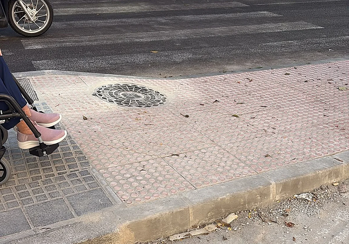 Quejas por las obras en la calle Frigiliana: «No hay por dónde cruzar con la silla de ruedas»