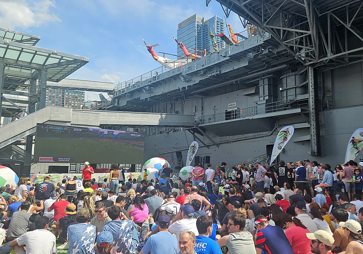 Patriotismo y fútbol: el Mundial a la sombra de un portaaviones