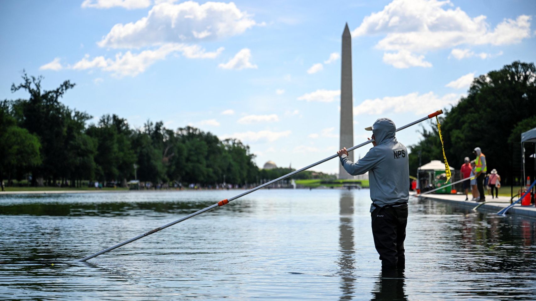 Trump pide 10 años de cárcel para los "vándalos" a los que acusa de minar su plan para la piscina del Memorial a Lincoln
