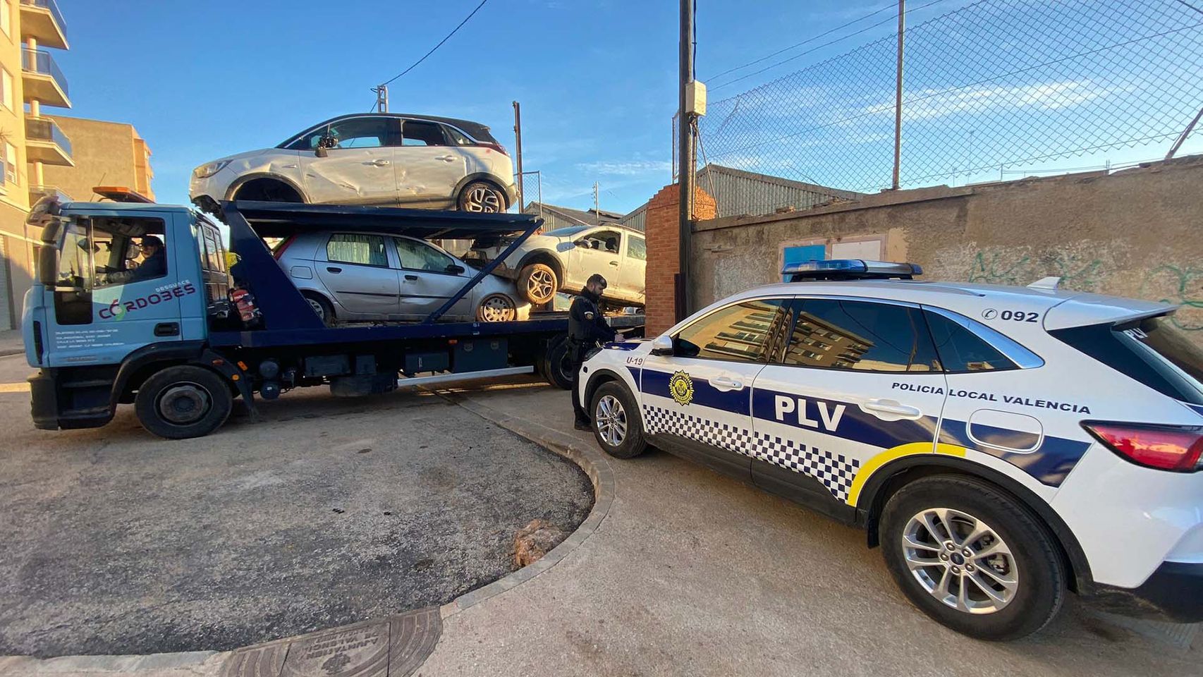 Coches 'fantasma' en las calles de Valencia: La Policía Local retira casi 50 vehículos abandonados todos los meses