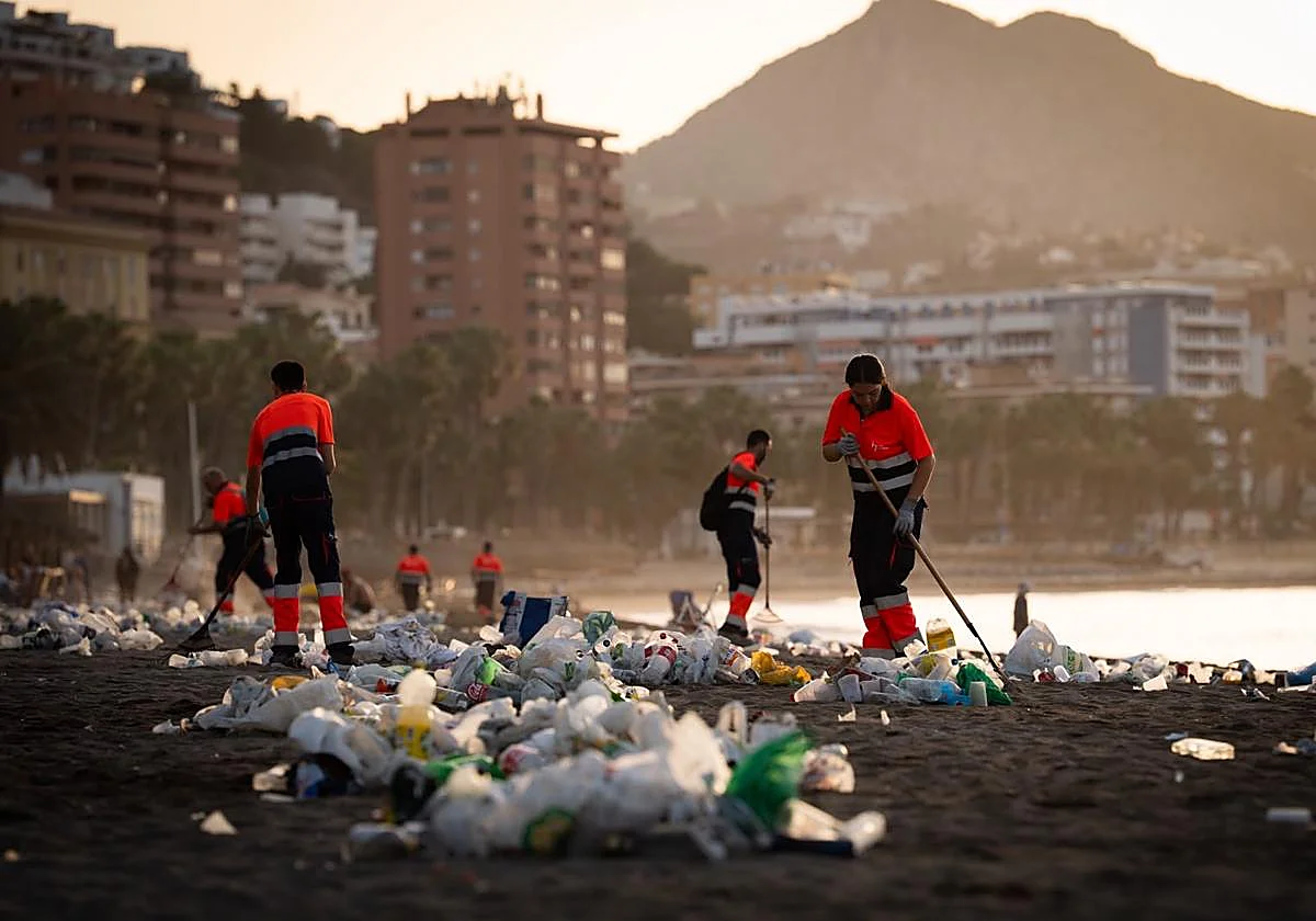 Las playas de Málaga amanecen llenas de basura en la resaca de San Juan