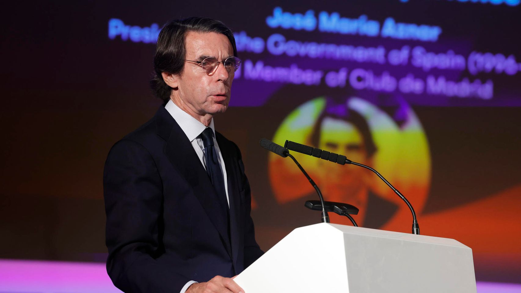 Aznar denuncia la "irrelevancia" internacional de España por hacer política exterior "para escapar de la corrupción"