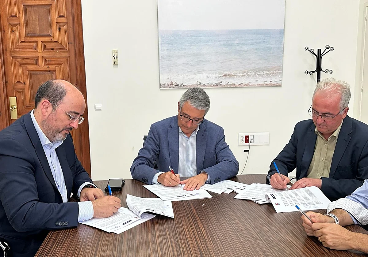 Convenio a tres bandas para la repoblación de praderas marinas en Rincón de la Victoria