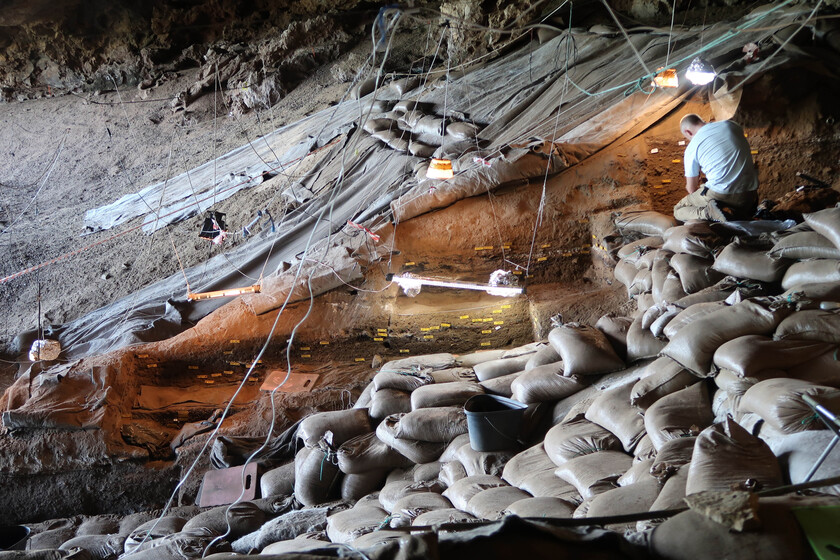 Hace 200.000 años los humanos ya hacían la cama, aunque a su manera. Lo sabemos gracias a una remota cueva de África