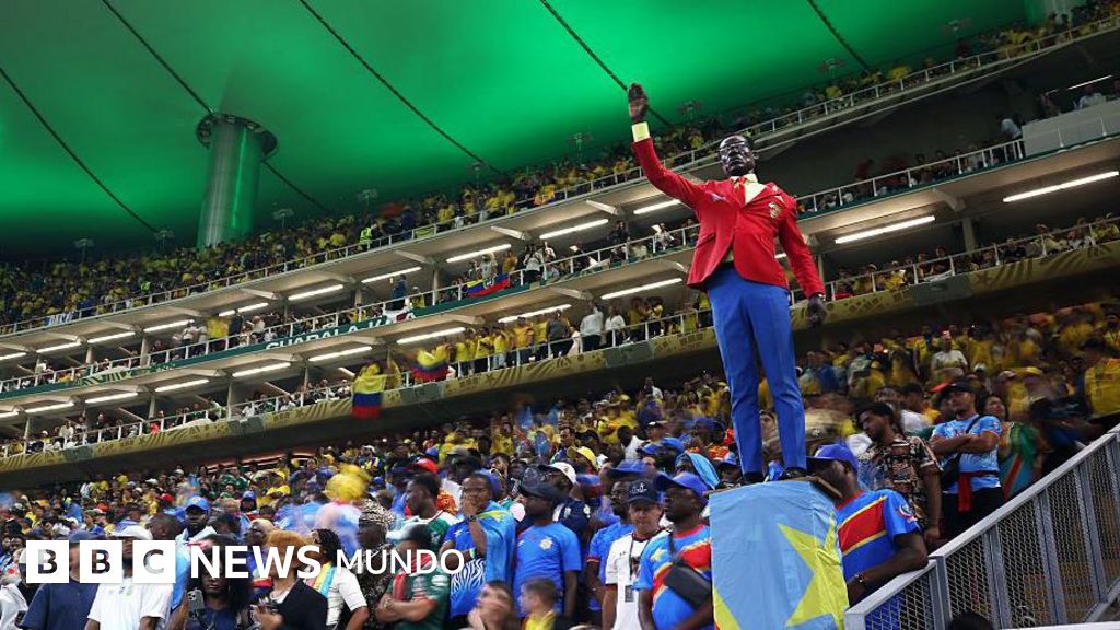 Por qué un hincha de la República Democrática del Congo se para como una estatua viviente en todos los partidos de su selección