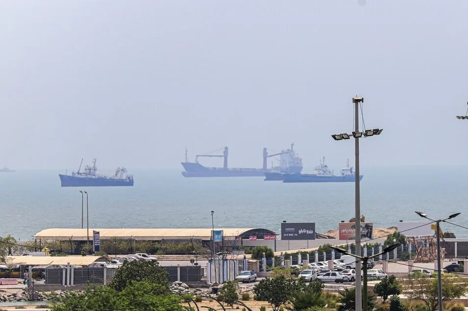 El petróleo cae hasta 74 dólares y roza los niveles previos a la guerra