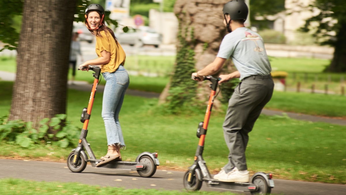 La DGT cambia las normas con los patinetes eléctricos: restringe más su uso e impone nuevas multas de hasta 200 euros