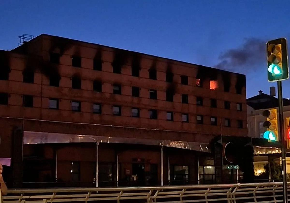 Regresan las llamas al hotel Ibis a punto de cumplirse un mes del inicio del incendio