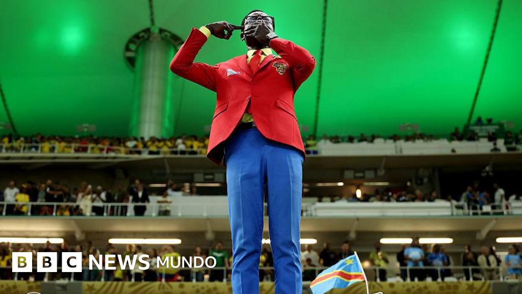 Por qué un hincha de la República Democrática del Congo se para como una estatua viviente en todos los partidos de su selección