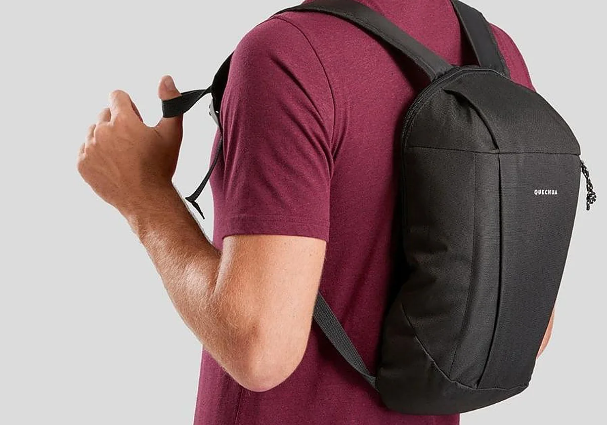 Lleva lo esencial en tus salidas y excursiones con esta mochila unisex de Decathlon de 10 litros