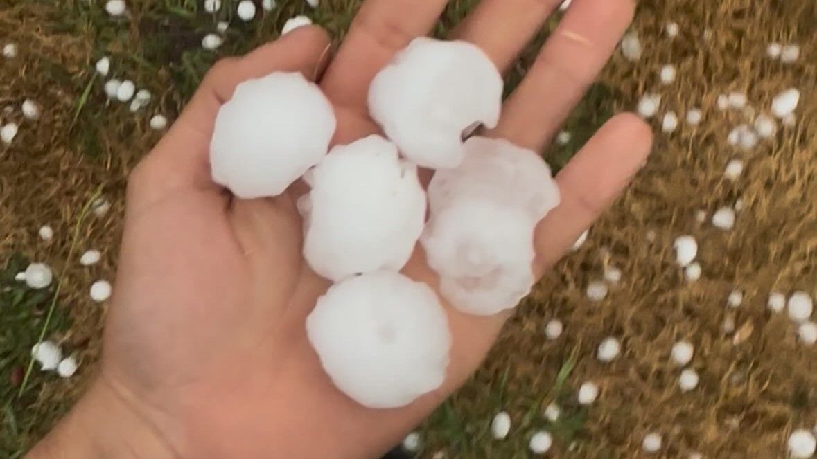El granizo apaga el fuego de San Juan en A Coruña: un manto cubre varias zonas de la ciudad