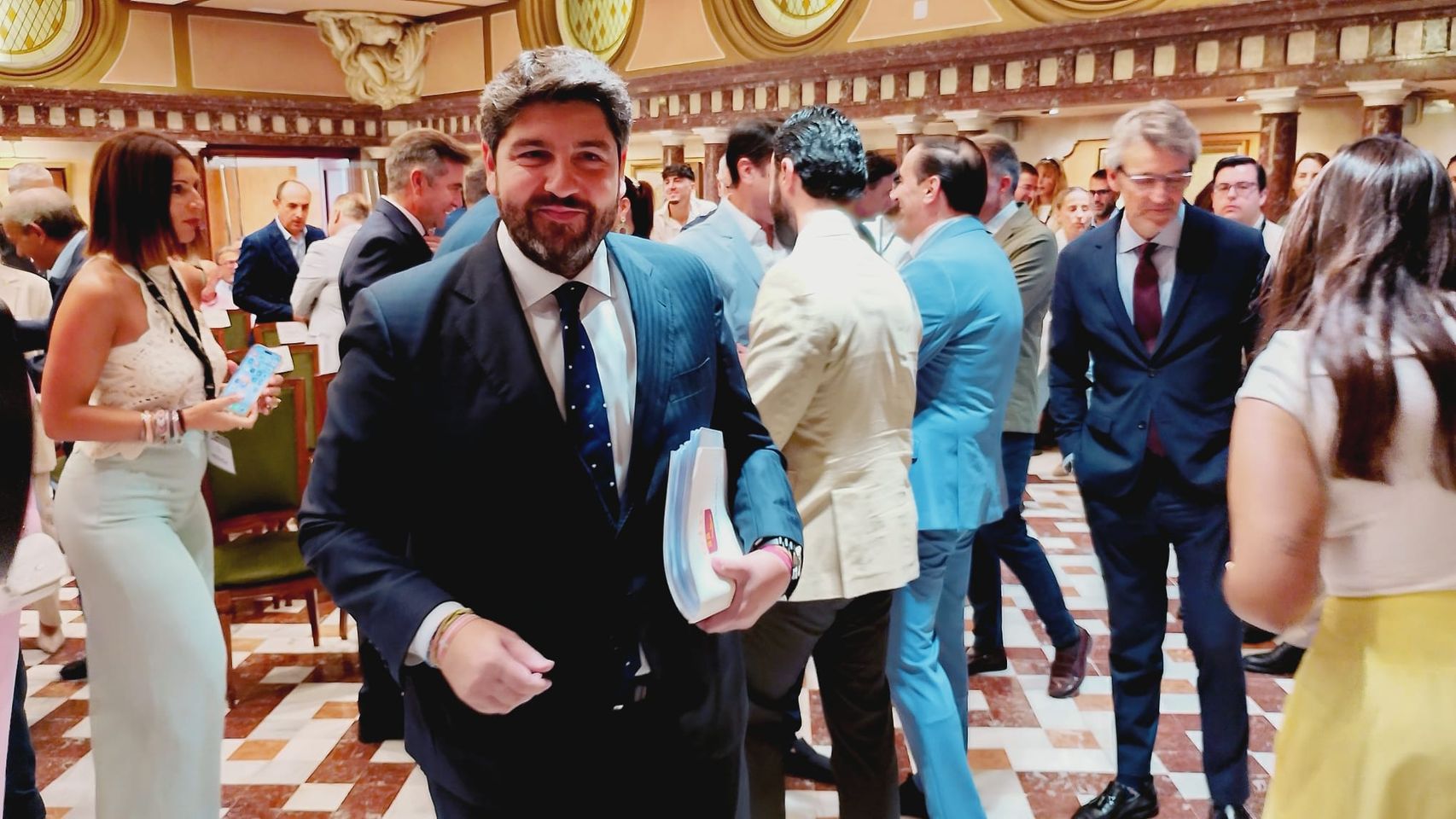 Miras anuncia un plan con 89M para climatizar aulas y una oposición con 2.000 plazas para Secundaria en Murcia